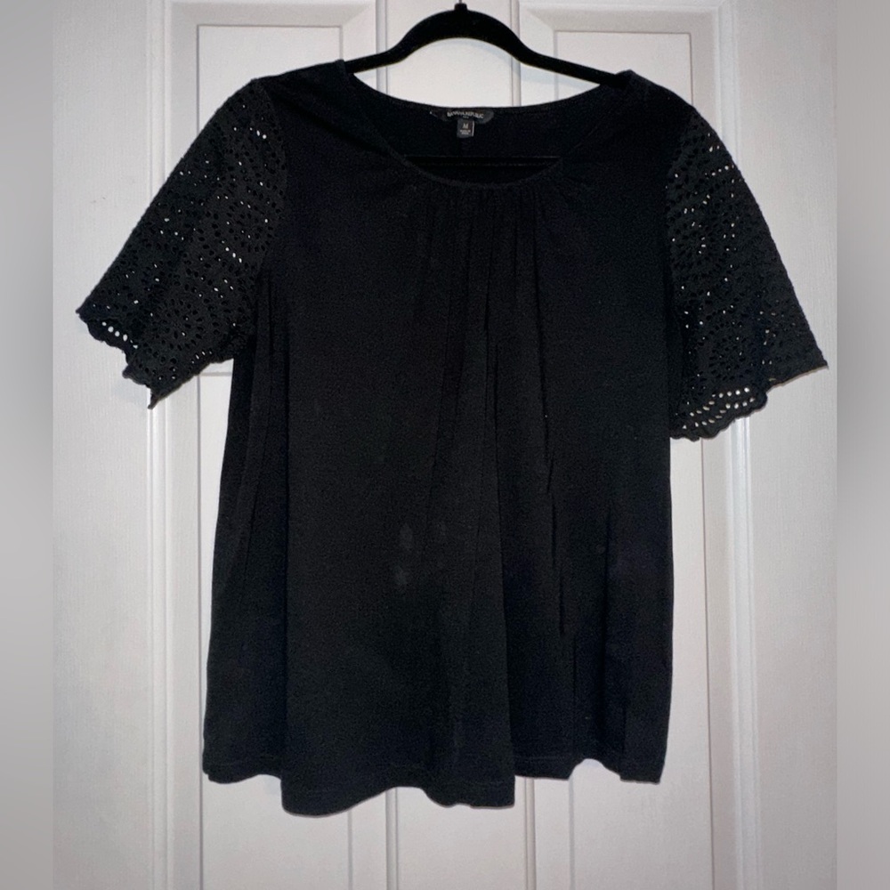 Banana Republic black crewneck top Medium